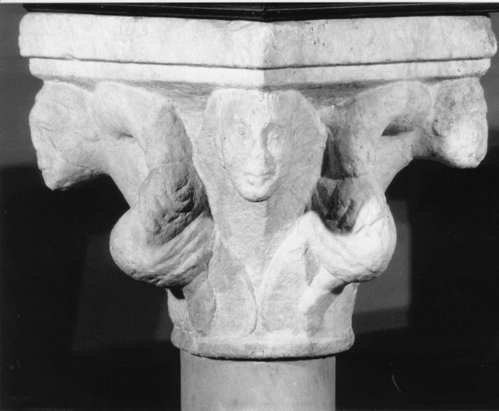 capitello, frammento - bottega toscana (fine/inizio secc. XII/ XIII)