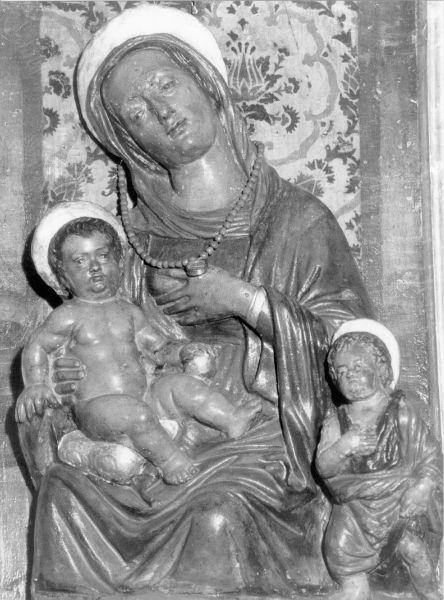 Madonna con Bambino e San Rocco bambino (scultura, opera isolata) di Della Robbia Luca (bottega) (metà sec. XV)