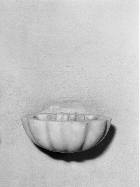 acquasantiera - a conchiglia, opera isolata - bottega toscana (metà sec. XIX)