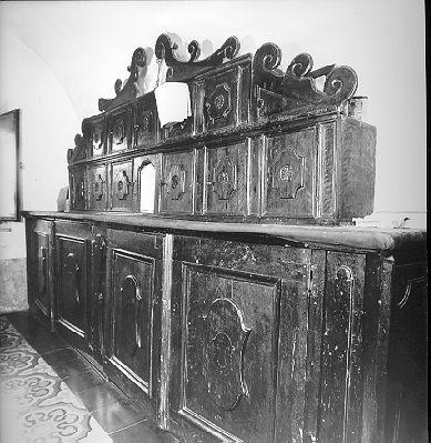 mobile da sacrestia con alzata - bottega ligure (seconda metà sec. XVII)