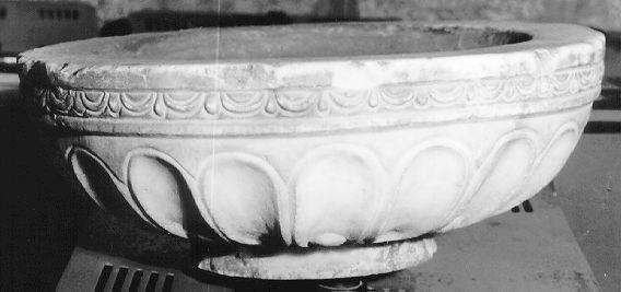 vasca di acquasantiera - bottega italiana (sec. XV)