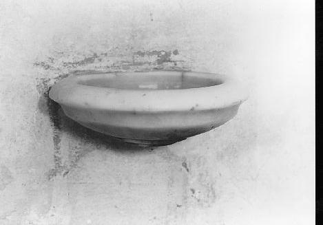 acquasantiera da parete - ambito apuoversiliese (secc. XIX/ XX)