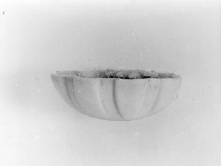 acquasantiera da parete - ambito apuoversiliese (sec. XVIII)