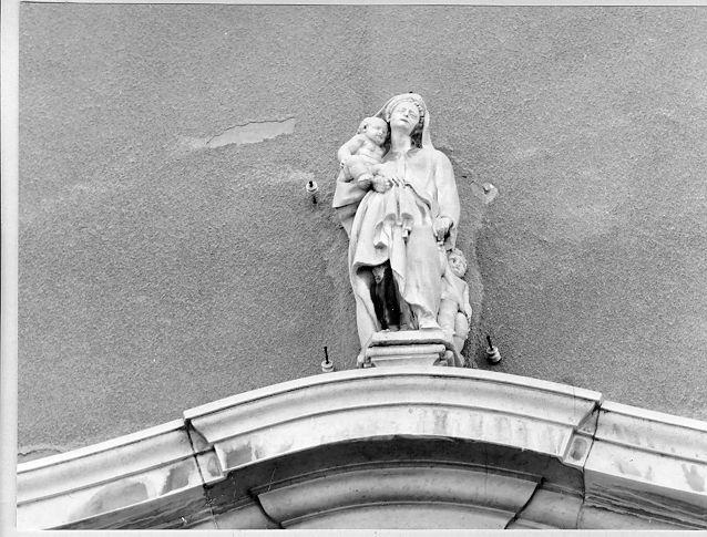 MADONNA CON BAMBINO E SAN GIOVANNINO (statua) - bottega italiana (sec. XVII)