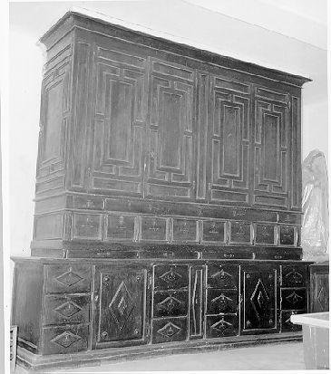 mobile da sacrestia con alzata - bottega italiana (sec. XVII)