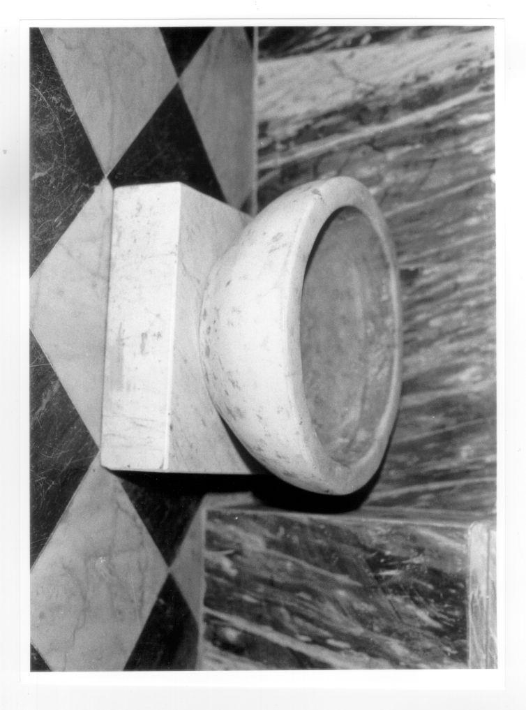 vasca di acquasantiera - bottega apuana (secc. XVIII/ XIX)