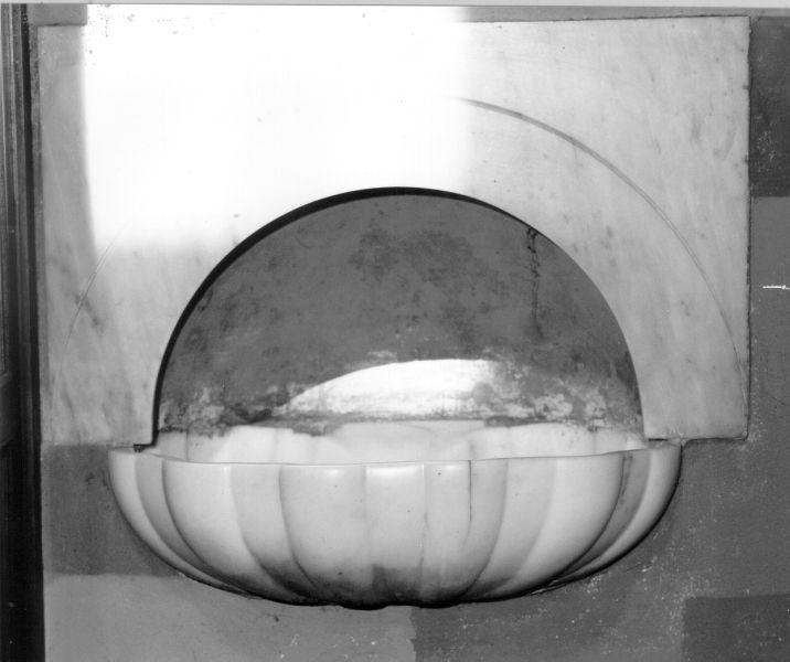 acquasantiera - a conchiglia, serie - ambito apuoversiliese (prima metà sec. XIX)