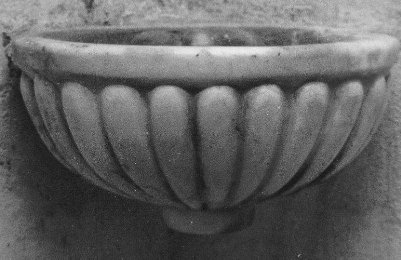 acquasantiera da parete - bottega toscana (sec. XVIII)