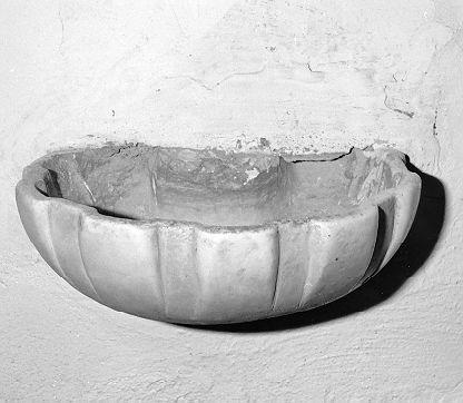 acquasantiera da parete - ambito lunigianese (sec. XVIII, sec. XX)