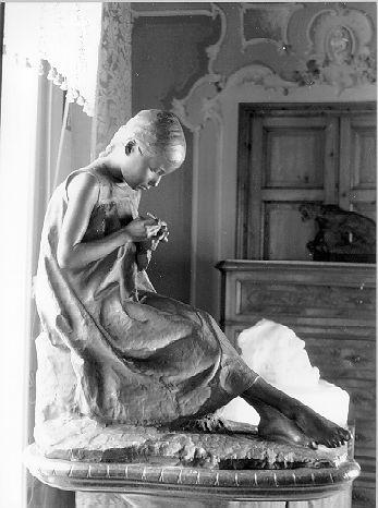 BAMBINA SEDUTA CHE FA L'UNCINETTO, figura femminile (scultura) di Ciampi Alimondo (sec. XX)