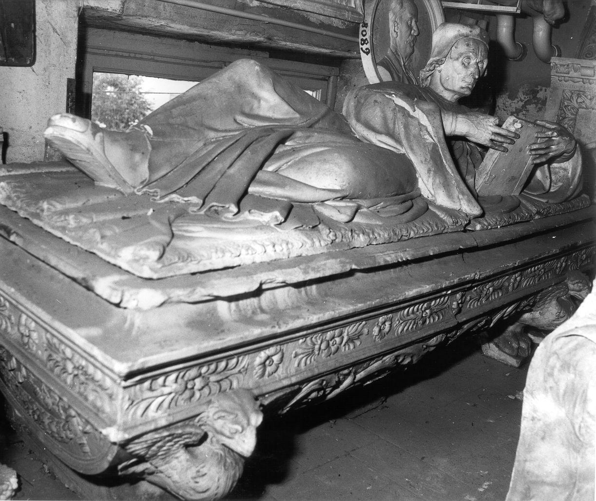 FIGURA MASCHILE DISTESA CHE LEGGE (monumento funebre) - ambito lucchese (primo quarto sec. XX)