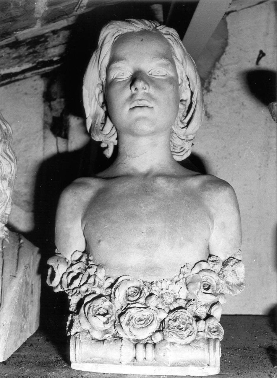 busto di giovinetta con ghirlanda di fiori (scultura) di Passaglia Augusto (sec. XX)