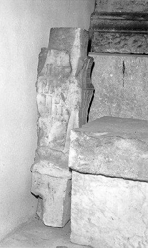 stemma dei Malaspina, ramo secco (cippo, frammento) - bottega italiana (secc. XV/ XVI)