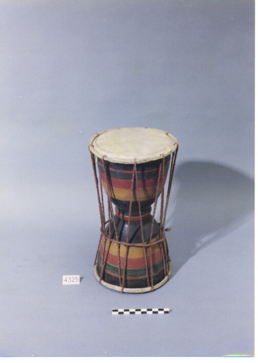 STRUMENTO MUSICALE A PERCUSSIONE