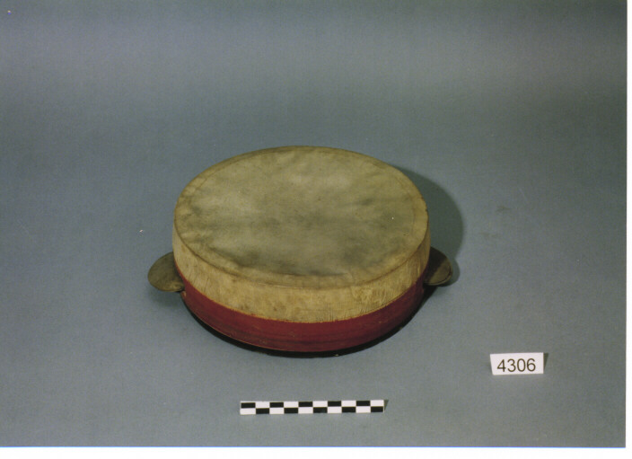 STRUMENTO MUSICALE A PERCUSSIONE