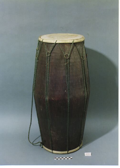 STRUMENTO MUSICALE A PERCUSSIONE