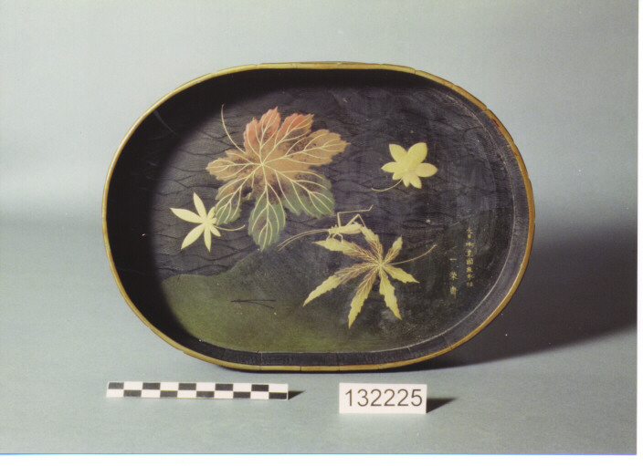 VASSOIO CON QUATTRO PIEDINI