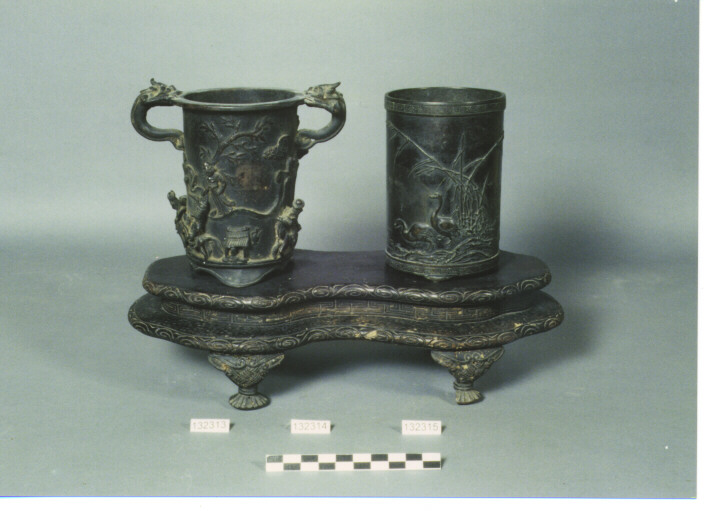 BASE CON DUE PORTAPENNELLI