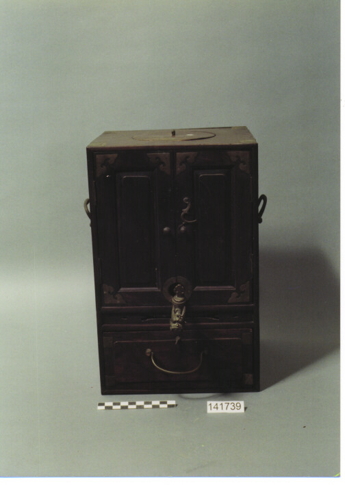 MOBILETTO CON CONTENITORE PER L'ACQUA E BRACIERE