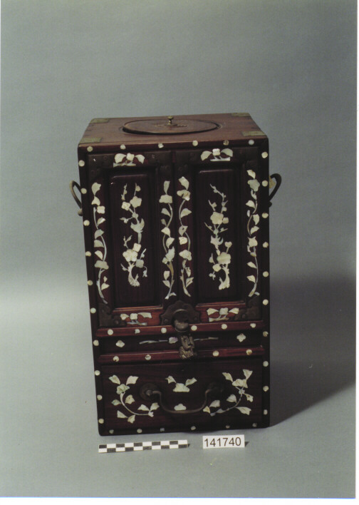 MOBILETTO CON CONTENITORE PER L'ACQUA E BRACIERE