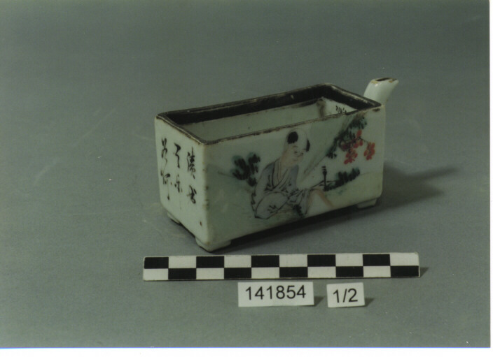 PORTAPENNELLI CON SERBATOIO E COPERCHIO