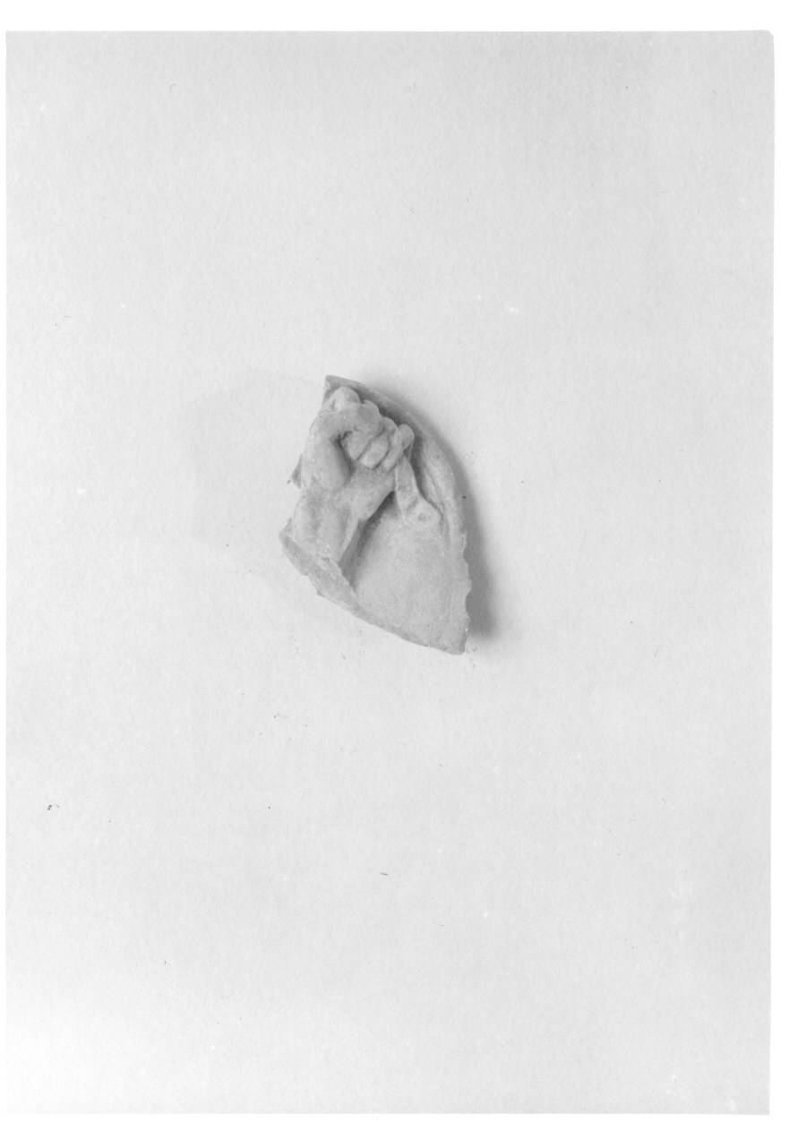 mano con scudo (rilievo, frammento) di Cacciatori Benedetto (cerchia) (secondo quarto sec. XIX)