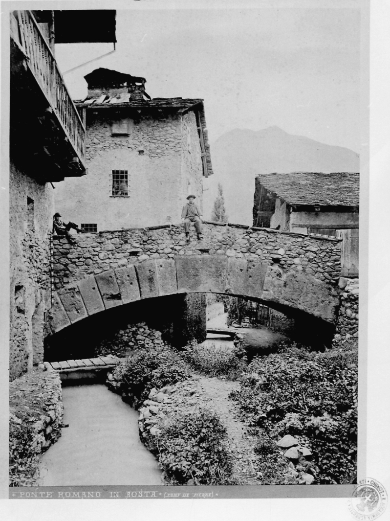 Aosta - ponte romano (positivo) di Ecclesia Vittorio (seconda metà XIX) <br>Condizioni d'uso: <a class='link-esterno' href='https://docs.italia.it/italia/icdp/icdp-pnd-circolazione-riuso-docs/it/v1.0-giugno-2022/testo-etichetta-BCS.html' target='_bcs'>Beni Culturali Standard (BCS)</a>