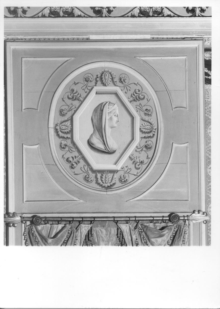 motivo decorativo a finta cornice con busto di vestale (sovrapporta, elemento d'insieme) - ambito piemontese (secondo quarto sec. XIX)