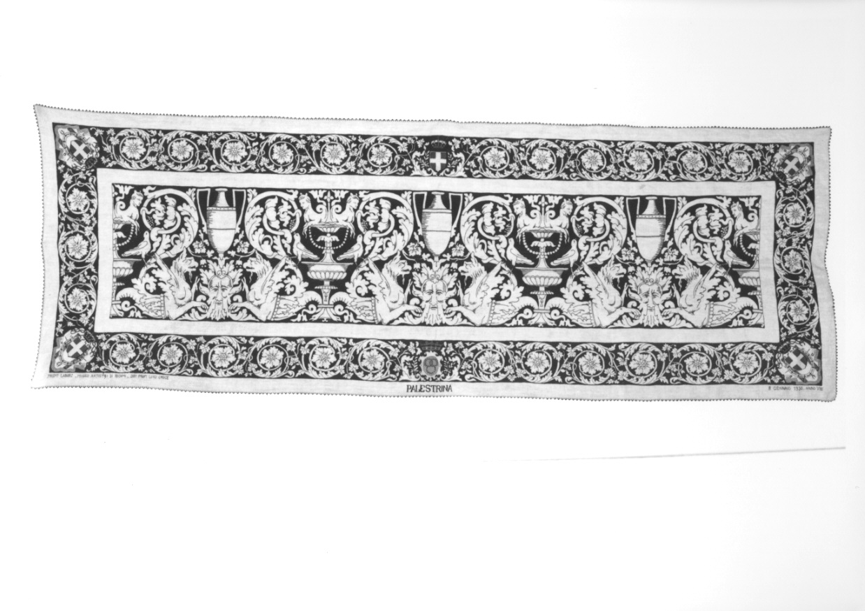 motivi decorativi a grottesche (tovaglia d'altare, opera isolata) di Creco Luigi Laboratorio Museo Artistico ricami (secondo quarto sec. XX)