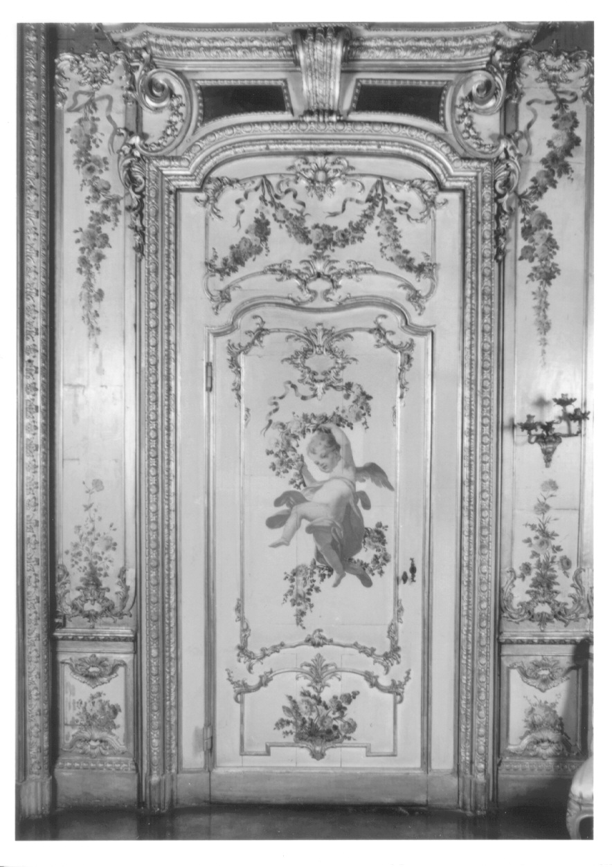 putto alato con ghirlanda di fiori (porta, opera isolata) di Beaumont Claudio Francesco (metà sec. XVIII)