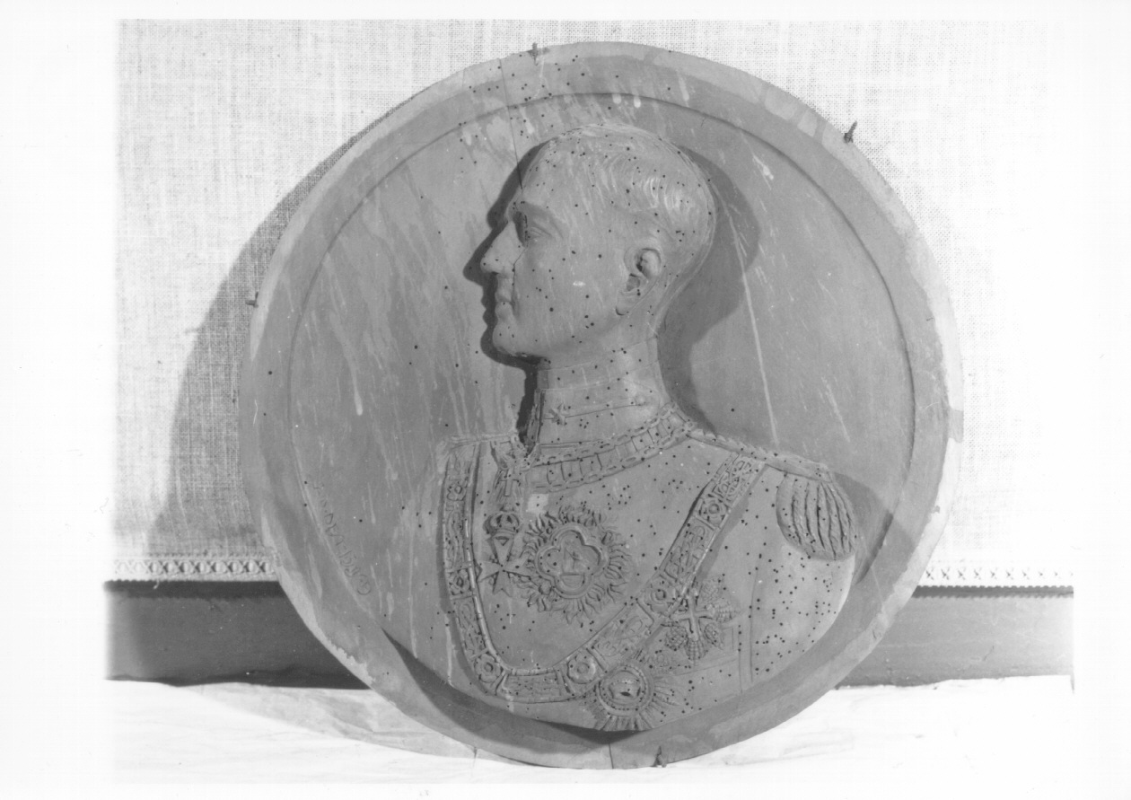 Ritratto di Umberto di Savoia, ritratto di Umberto II di Savoia (scultura, opera isolata) di Destefonis A (sec. XX)