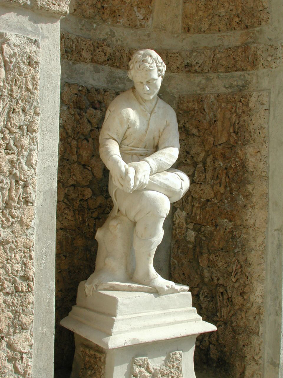 figura maschile che si estrae una spina dal piede (spinario) (statua, elemento d'insieme) - ambito piemontese (sec. XVII)