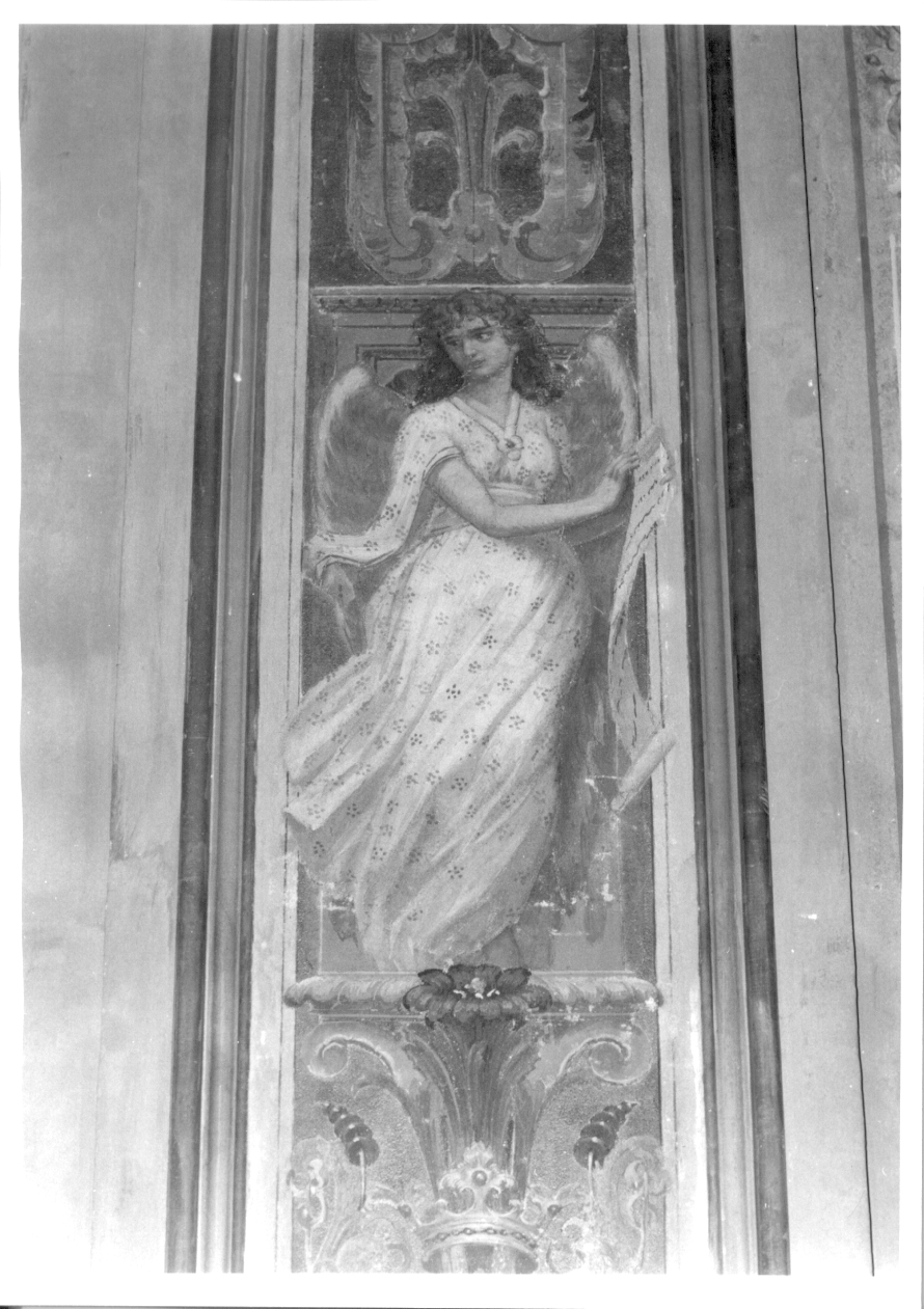 angeli con strumenti della passione (decorazione plastico-pittorica, serie) di Gambini Rodolfo (inizio sec. XX)