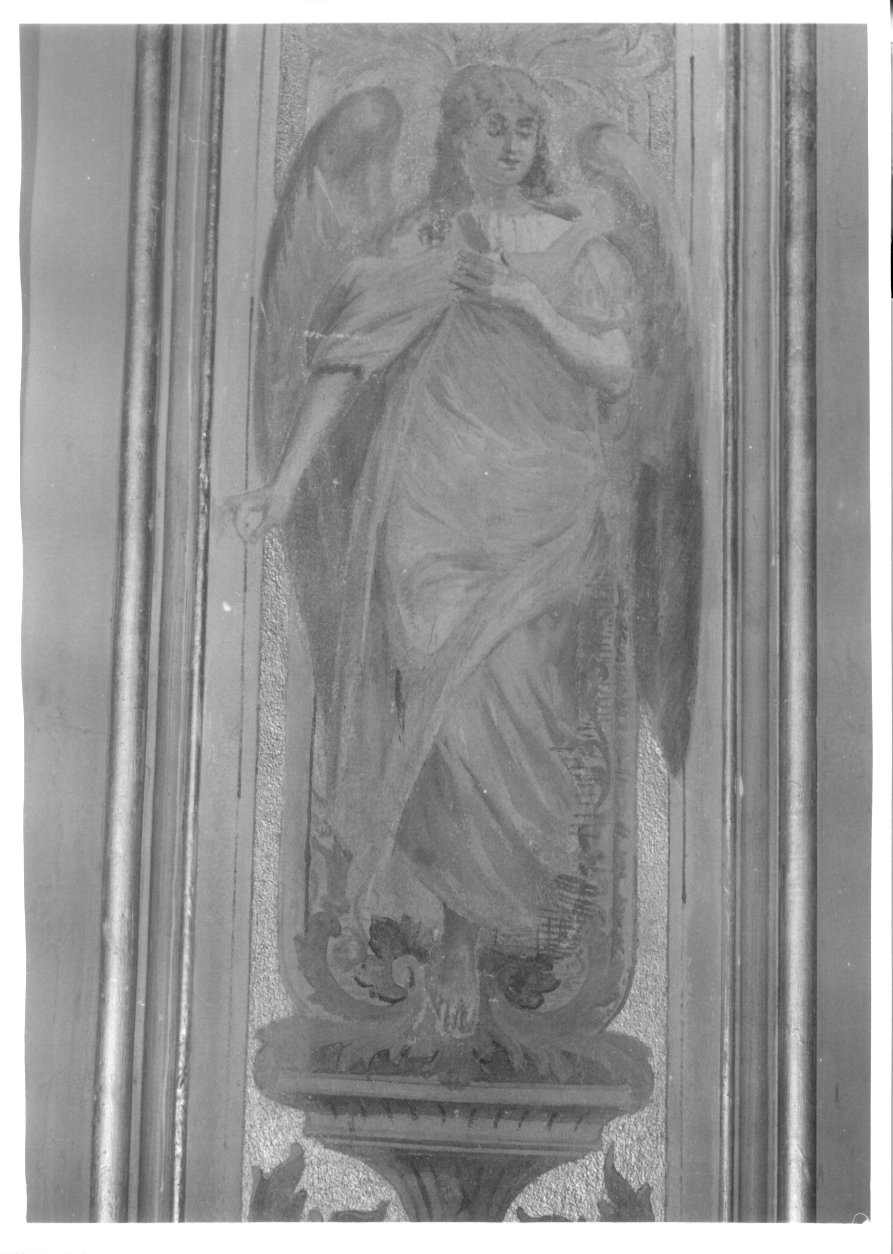 angeli con strumenti della passione (decorazione plastico-pittorica, serie) di Gambini Rodolfo (inizio sec. XX)