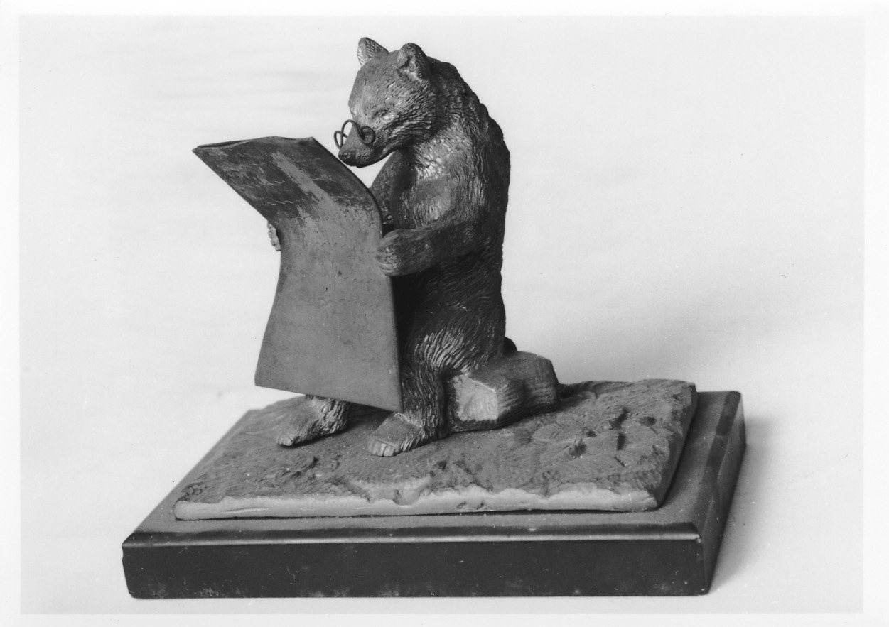 orso che legge il giornale (scultura, opera isolata) - ambito francese (?) (metà sec. XIX)