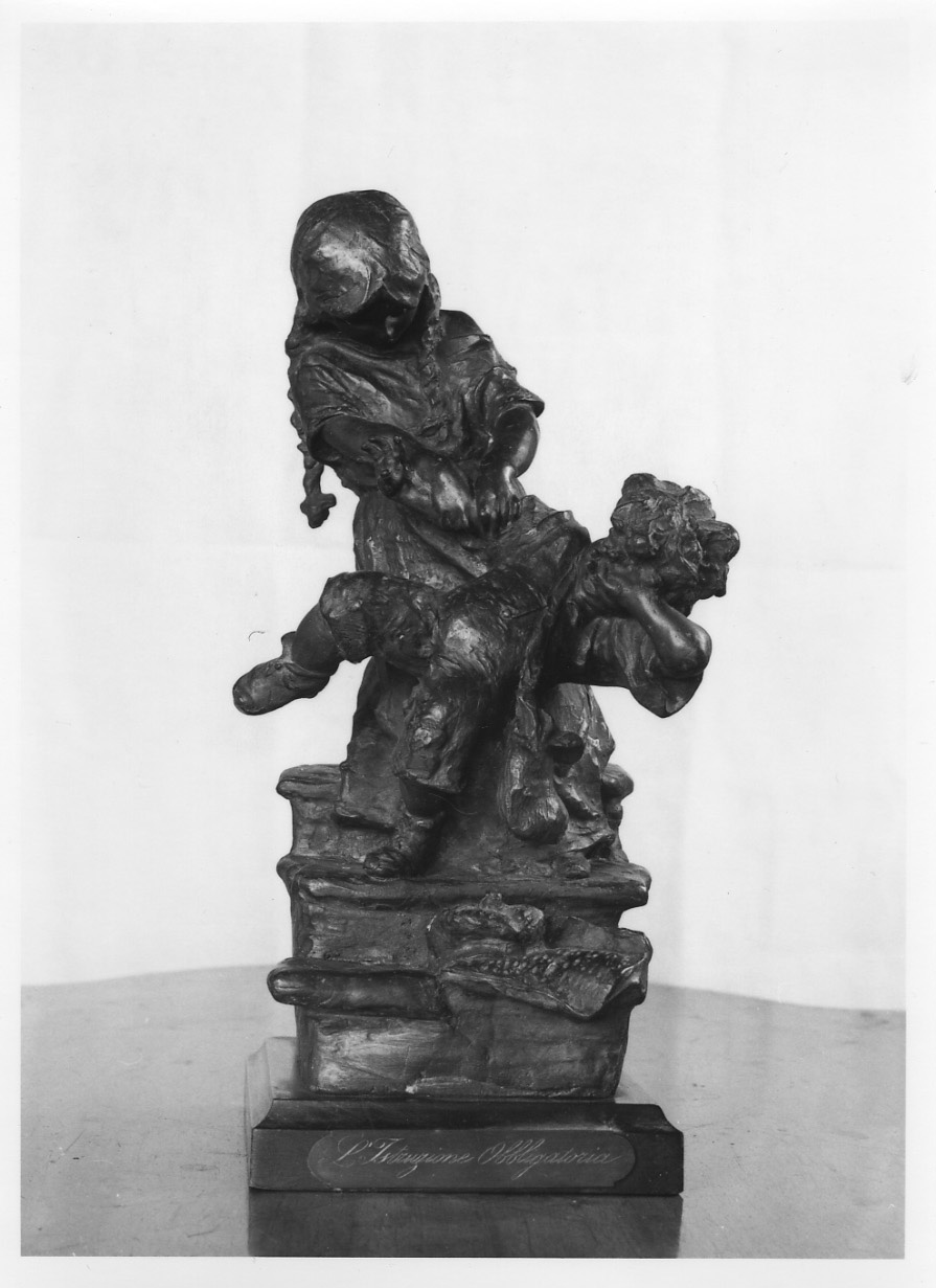 L'istruzione obbligatoria, fanciulla che trattiene un bambino (gruppo scultoreo, opera isolata) di Costa Pietro (ultimo quarto sec. XIX)