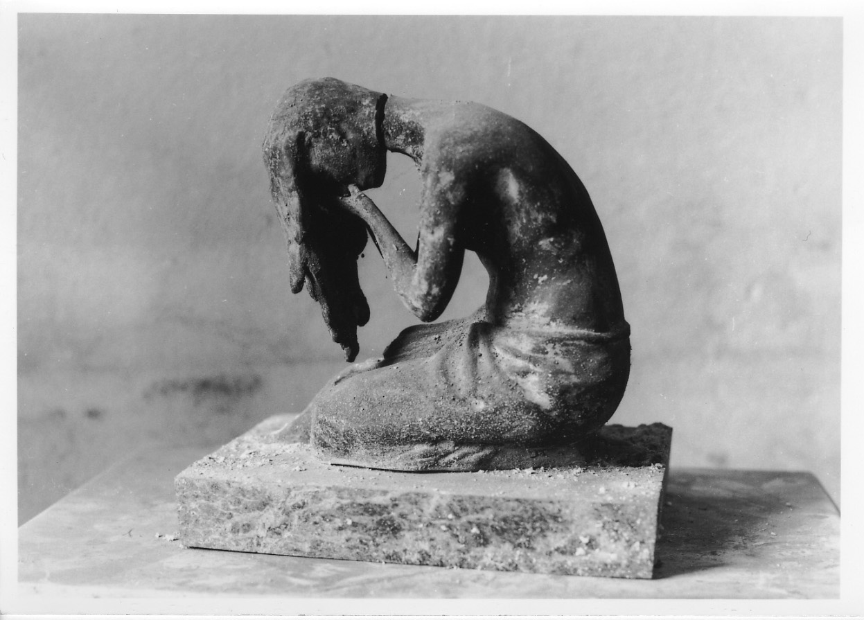 figura femminile dolente (scultura, opera isolata) - ambito piemontese (fine/inizio secc. XIX/ XX)