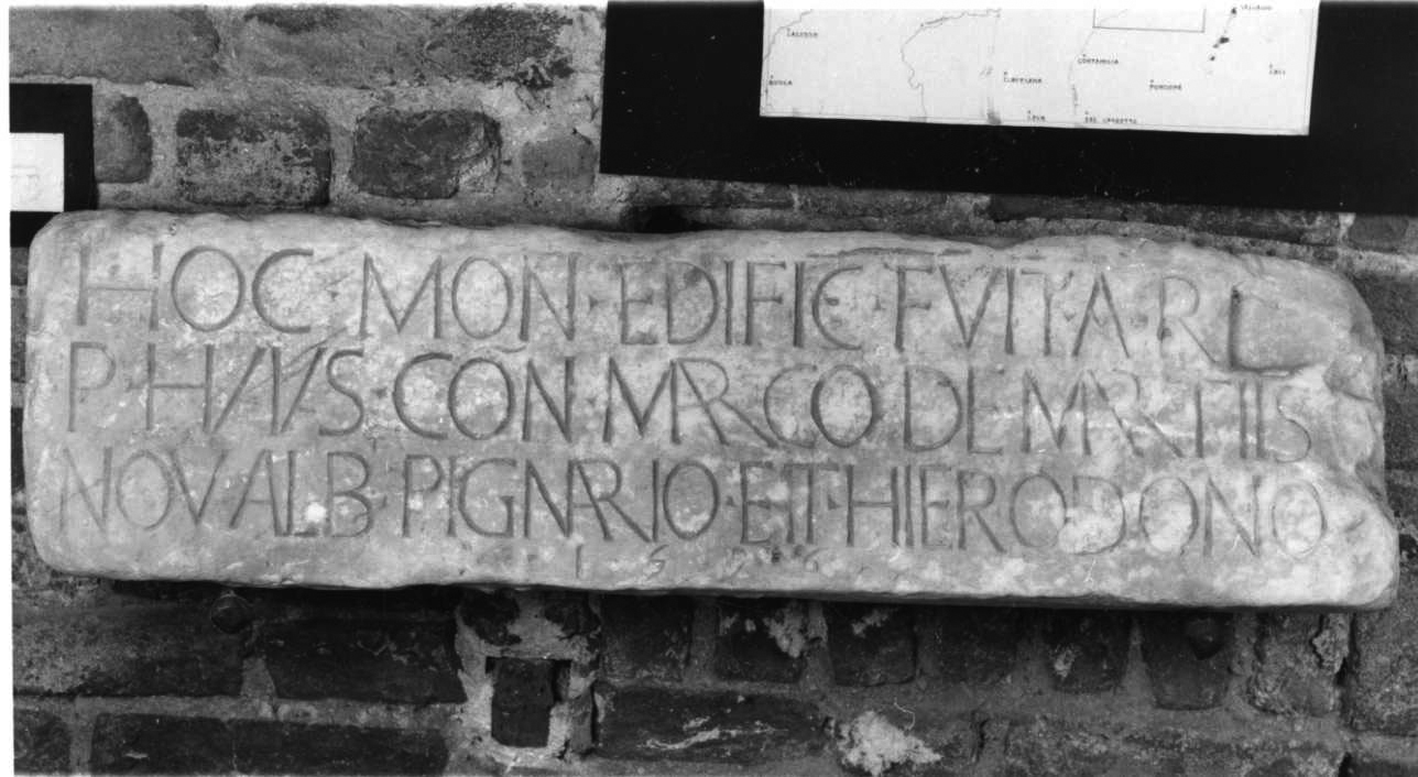 lapide commemorativa, opera isolata - bottega piemontese (ultimo quarto sec. XVI)