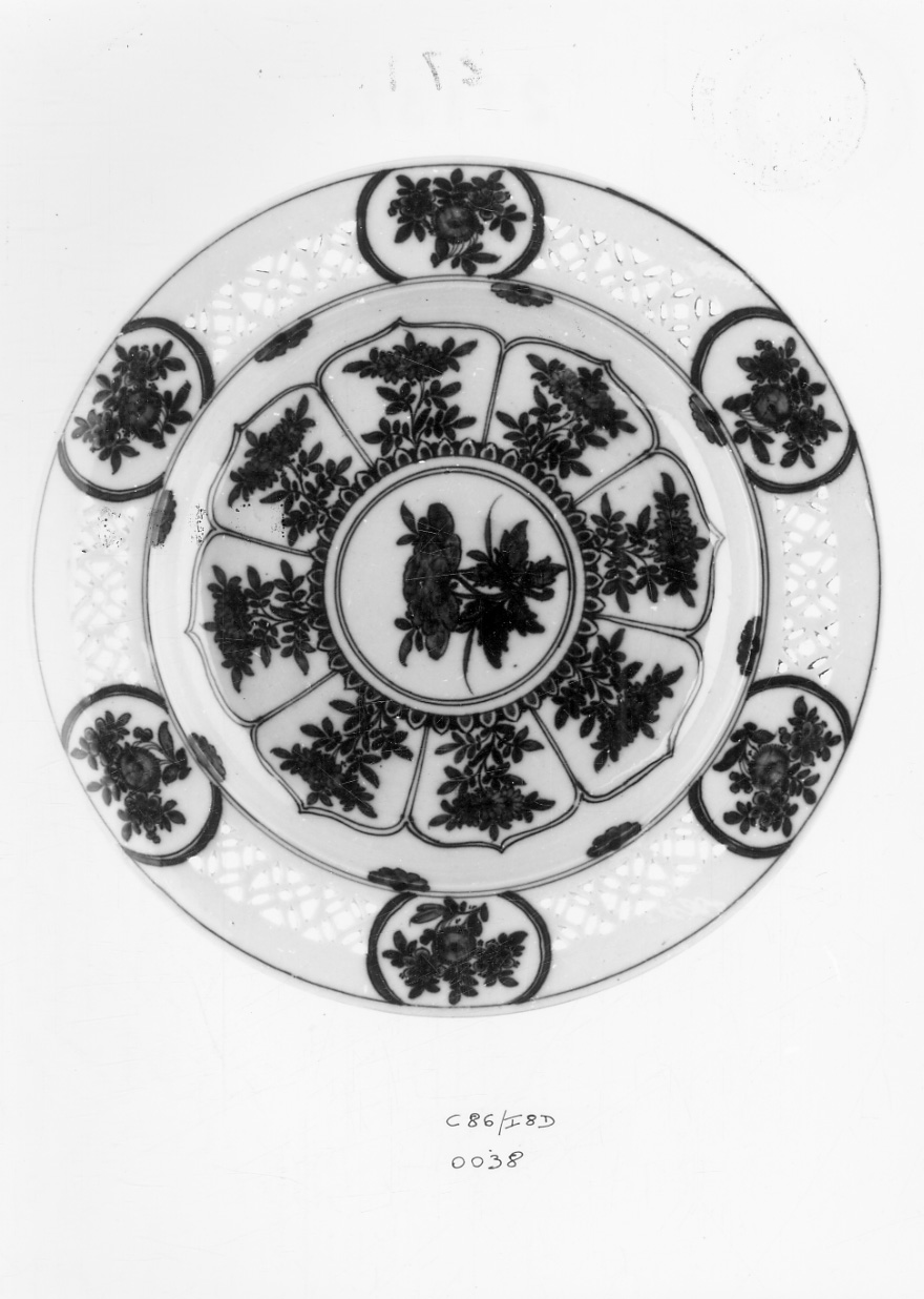 motivo decorativo floreale (piatto, serie) - manifattura europea (prima metà sec. XVIII)