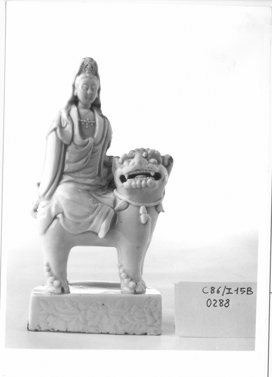 Guanyin su leone buddhista, FIGURA ALLEGORICA FEMMINILE (statuetta, opera isolata) di Manifattura di Dehua (fine/inizio secc. XVII/ XVIII)