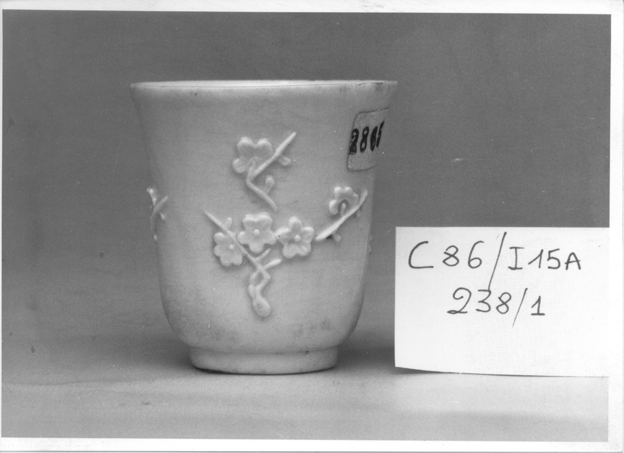 MOTIVI DECORATIVI VEGETALI (tazza, opera isolata) di Manifattura di Dehua (primo quarto sec. XVIII)