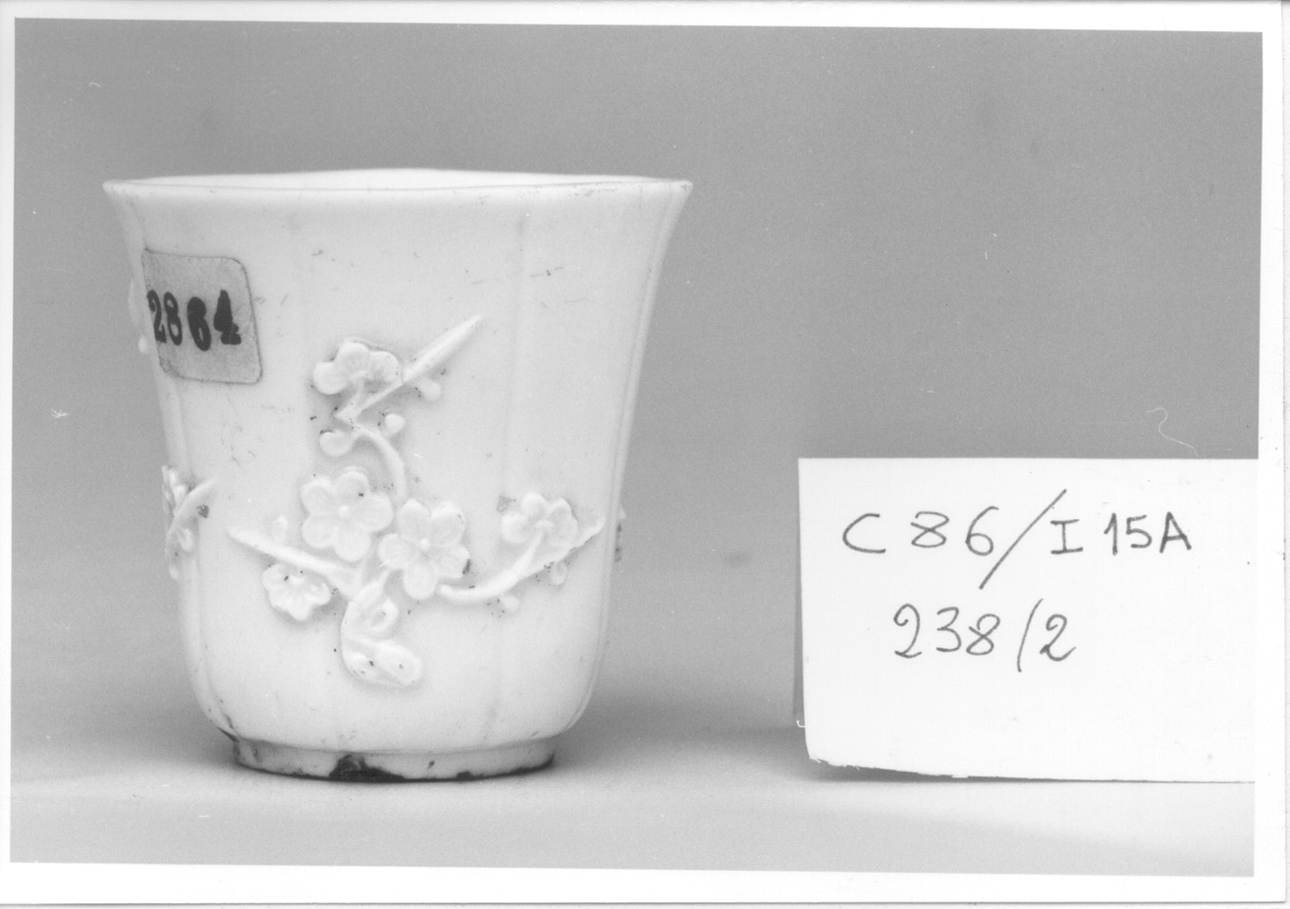 MOTIVI DECORATIVI VEGETALI (tazza, opera isolata) di Manifattura di Dehua (primo quarto sec. XVIII)