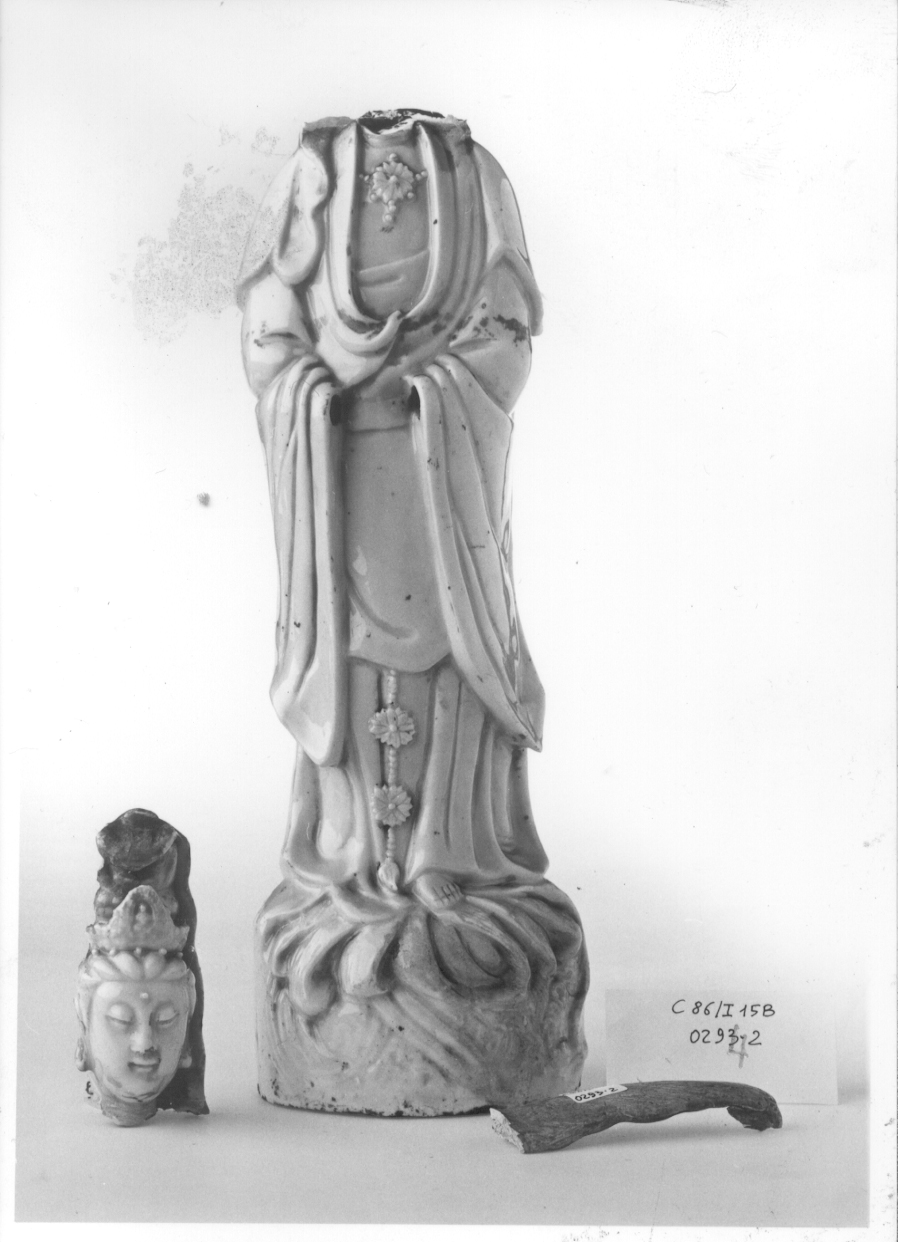 Guanyin su onde, FIGURA ALLEGORICA FEMMINILE (statuetta, opera isolata) di Manifattura di Dehua (primo quarto sec. XVIII)