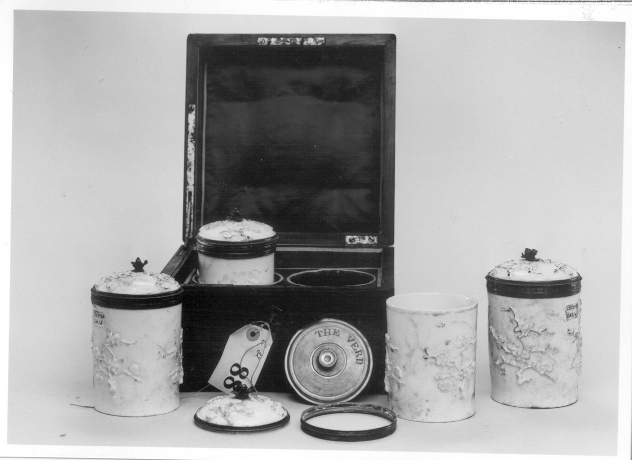 rametti di prugno fioriti (vasetto, serie) di Manifattura di Mennecy (metà sec. XVIII)