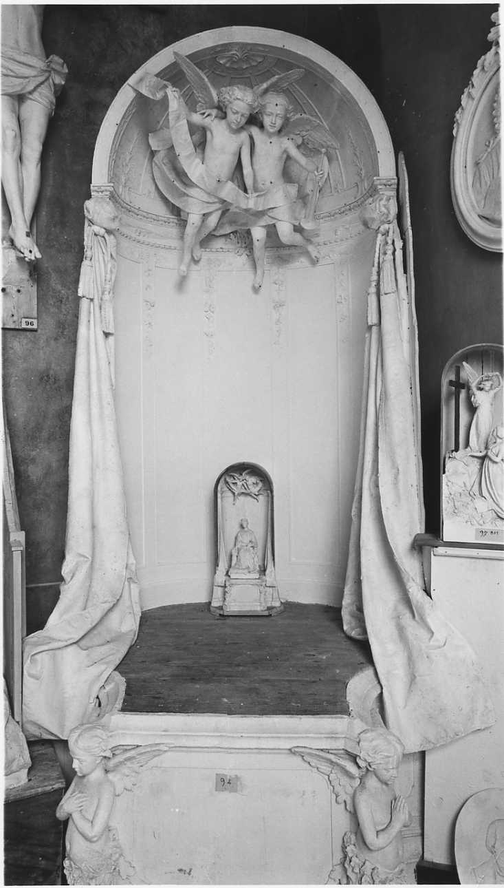 angeli reggicartiglio (scultura, opera isolata) di Della Vedova Pietro (ultimo quarto sec. XIX)