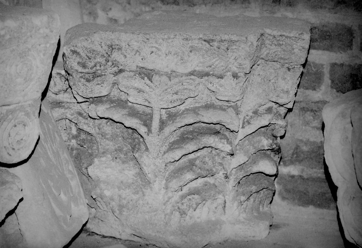 capitello di pilastro, frammento - bottega Italia settentrionale (fine/inizio secc. XI/ XII)