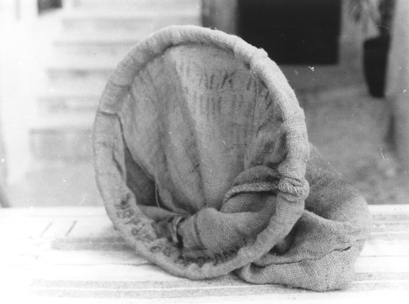 sacco di iuta per filtrare la condensa di schiuma del mosto cotto (sacco) - ambito abruzzese (sec. XX)