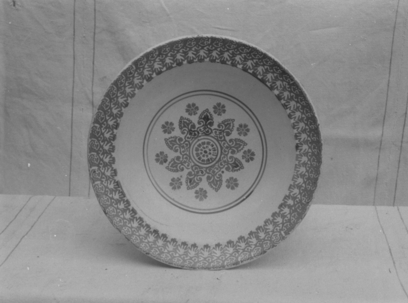 piatto - ambito abruzzese (secc. XIX/ XX)