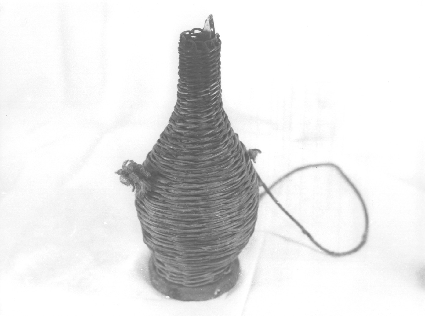 fiaschetta in vetro rivestita di vimini (fiasca) - ambito abruzzese (sec. XX)