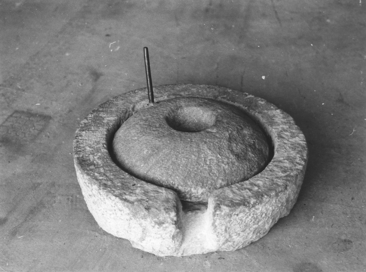 utensile in pietra per macinare grano ed orzo (utensile) - ambito abruzzese (sec. XIX)